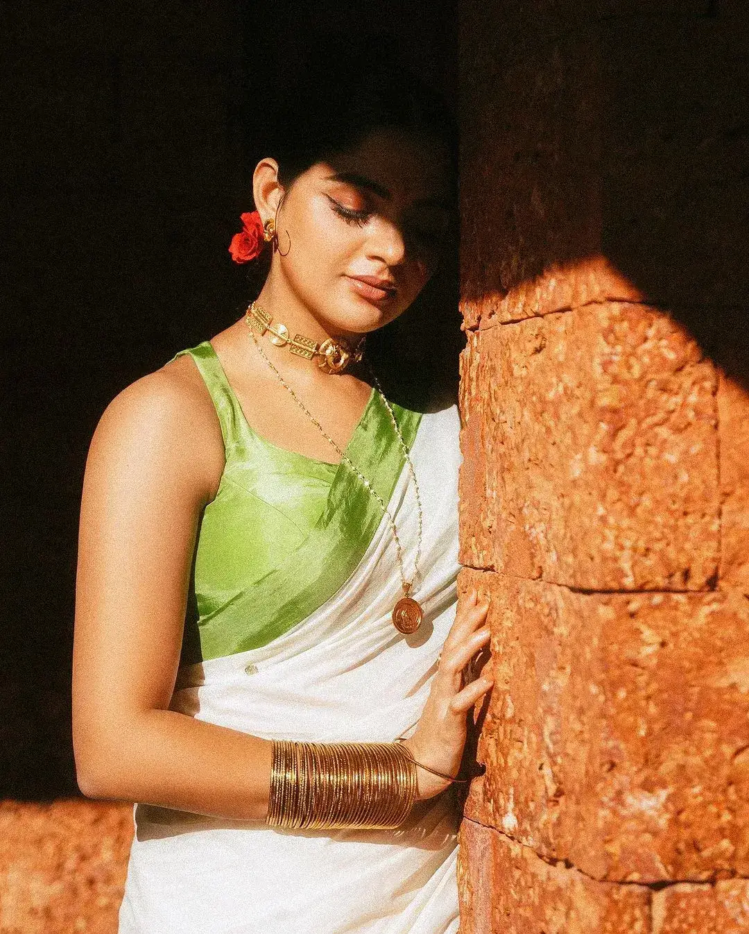 INDIAN MODEL NIKHILA VIMAL IN SLEEVELESS WHITE SAREE 6